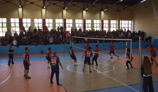 Aksu’da turnuvanın kazananı Aksu Fen Lisesi