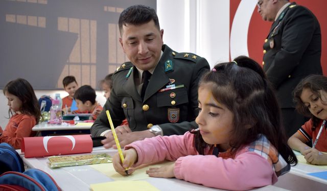 Öğrencilerden askerlere mektup