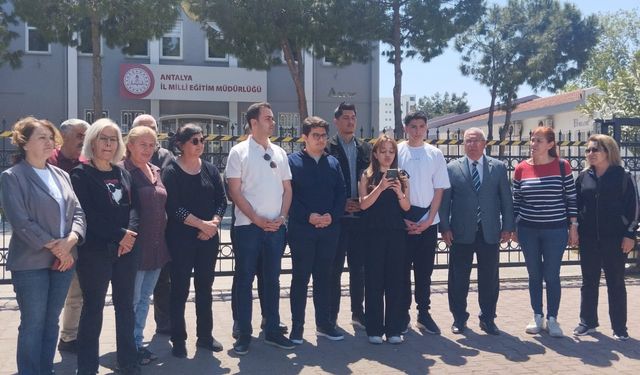 İl Milli Eğitim önünde liselilerden eylem