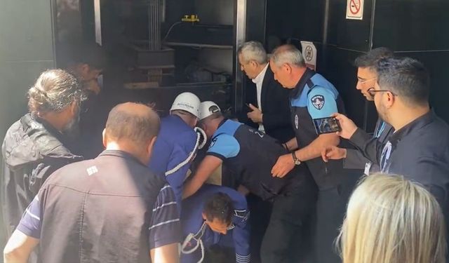 İlhan Şeşen’in cenazesi asansörde mahsur kaldı