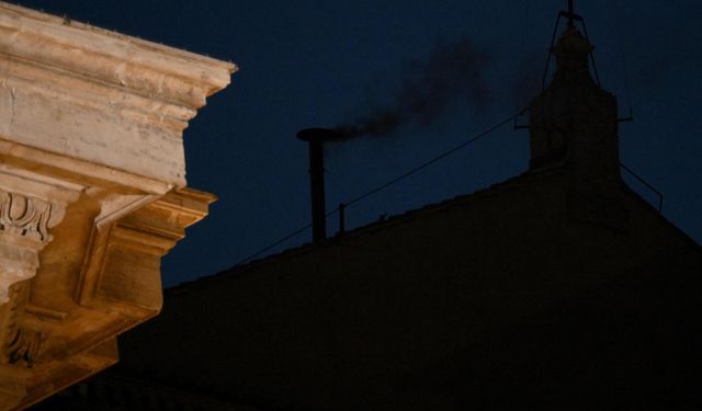 Sistina Şapeli’nden siyah duman yükseldi