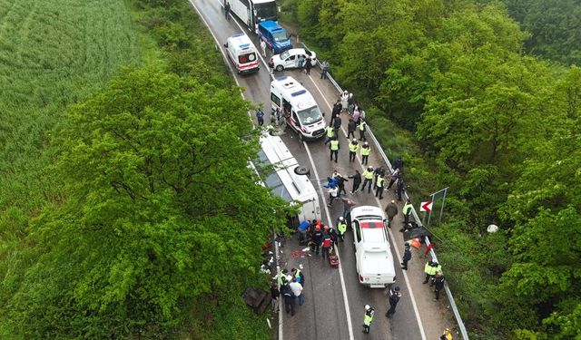 Tur otobüsü devrildi: 2’si ağır 18 yaralı