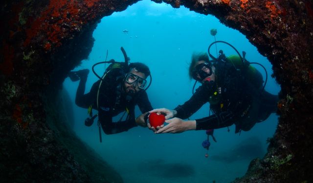 Turistlerden 'Sevgi Geçidi'nde hediye
