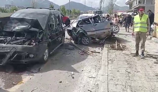 Beton mikseri onlarca aracı biçti