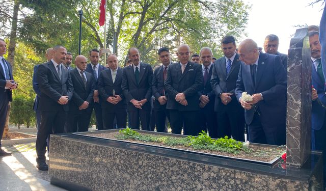 Bahçeli, Türkeş'in mezarını ziyaret etti