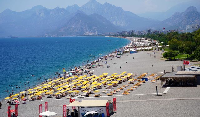 Antalya'da sahile akın ettiler