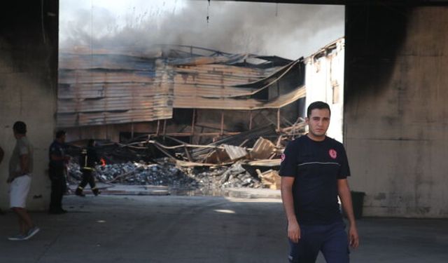 İş yeri deposunda yangın paniği