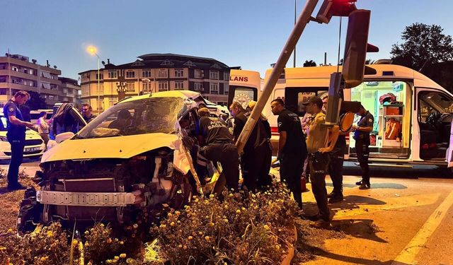 Kırmızı ışık ihlali kaza getirdi