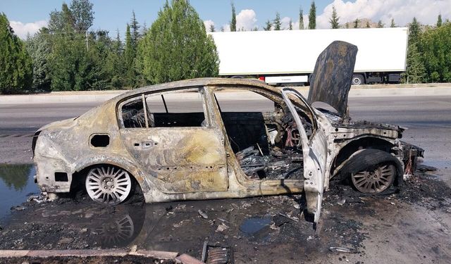 Burdur-Antalya karayolunda otomobil yandı