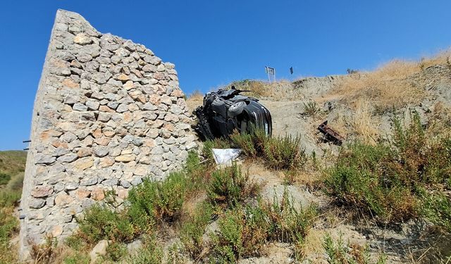 Manavgat'ta otomobil şarampole devrildi