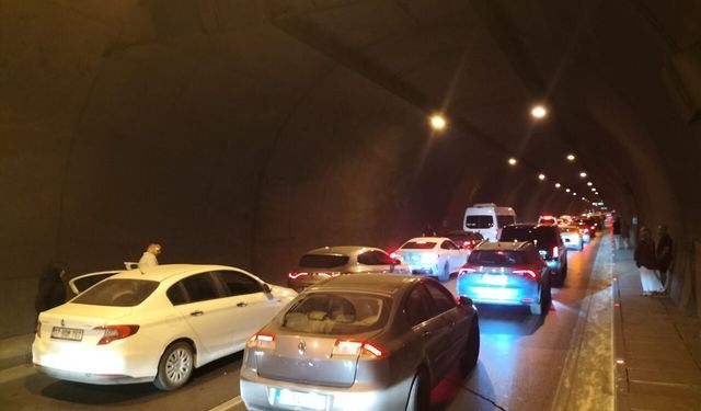 Antalya-Kemer yolunda kilometrelerce kuyruk!