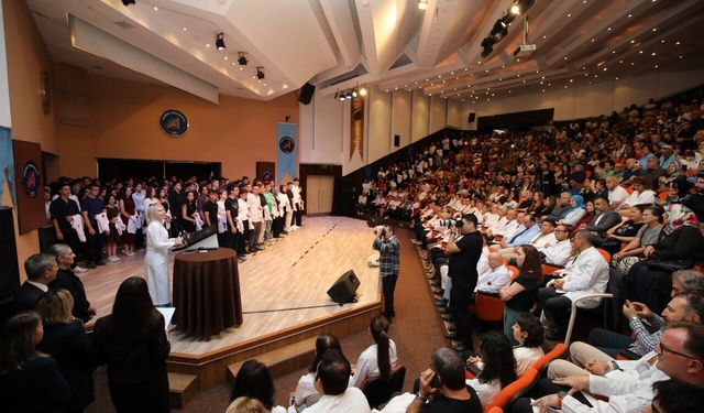 Doktor adayları beyaz önlük giydi