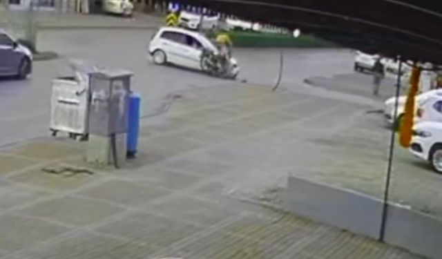 Motosikletlinin takla attığı görüntüler kameraya yansıdı