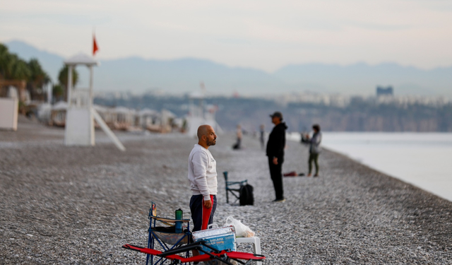 Konyaaltı Sahili'nde Ata'ya saygı duruşu