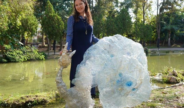 Atıklarla sanat yapıyor