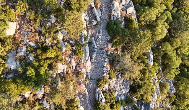 Antalya'da taş döşeli tarihi yol