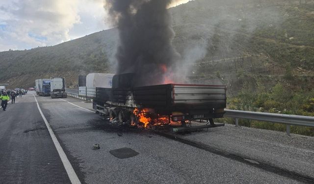 Karayolunda TIR alev aldı