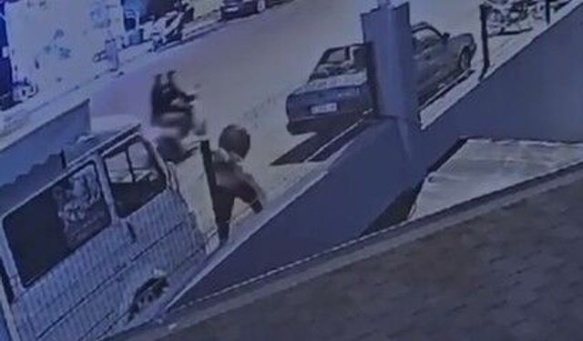 Alanya'da yolda yürüyen kadına bıçaklı saldırı kamerada