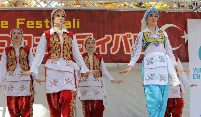 Japonlar halay çekip kaşık oynadı