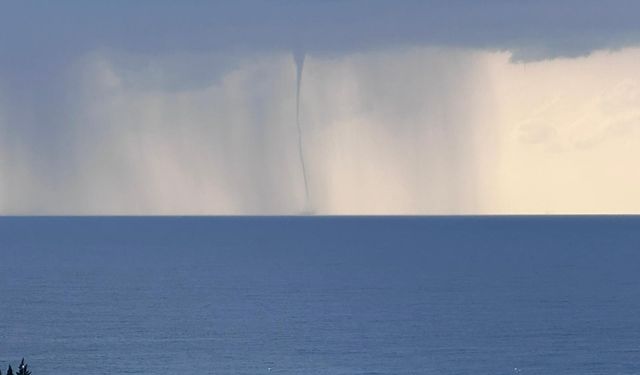 Alanya'da 5'er dakika arayla iki hortum çıktı