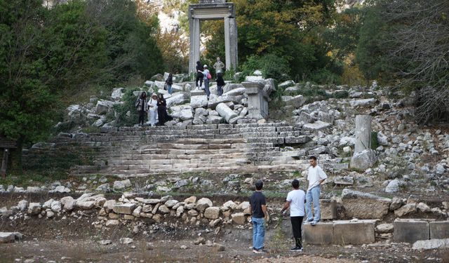 Termessos'ta dans eden kadınlar mezarı
