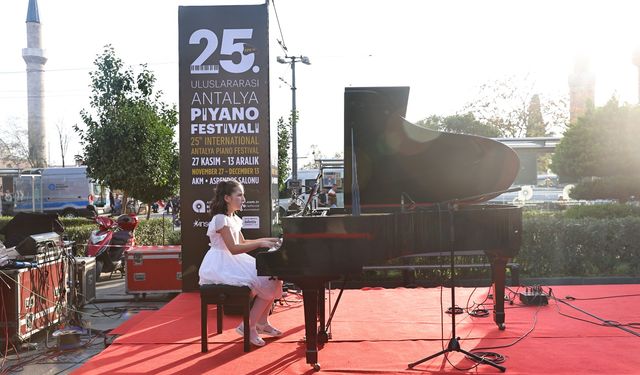 Antalya'da 'Sokakta Müzik Ziyafeti' başladı