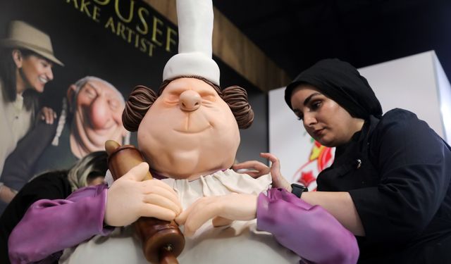 Antalya'da dev heykel şaşırttı