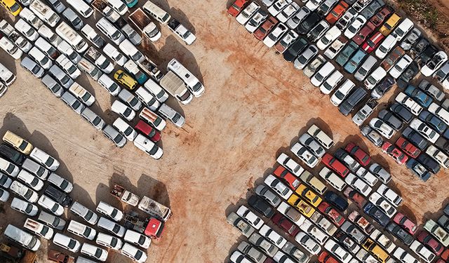 Antalya'da milyonluk araçlar çürümeye terk edildi