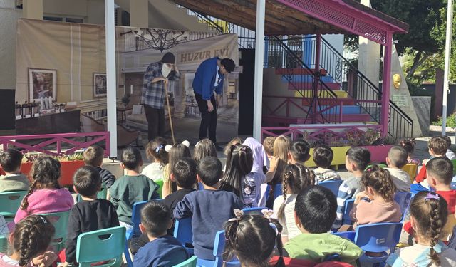 Kemer'de miniklere tiyatro şöleni