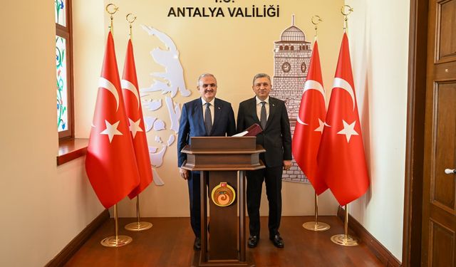 Münir Karaloğlu Antalya’ya geldi