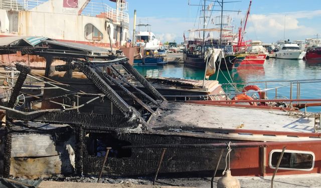 Antalya Balıkçı Barınağı’nda tekneler yandı!