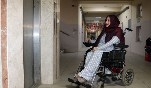 Yürüme engelli öğretmenden büyük azim