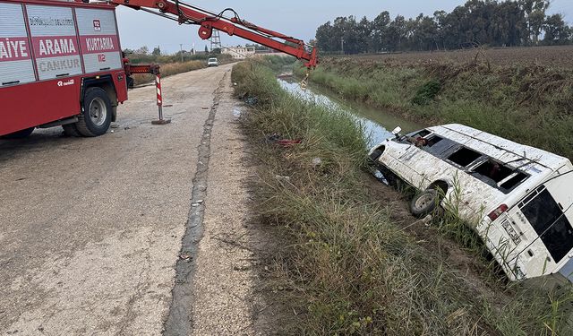 Servis kanala düştü: 18 yaralı