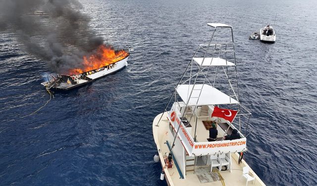Lüks teknenin alev alev yandığı anlar dronla görüntülendi