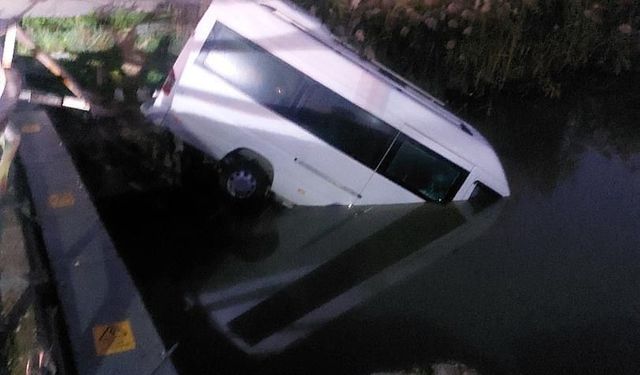 Minibüs sulama kanalına uçtu