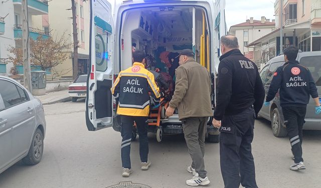 Arkadaşıyla şakalaşırken bıçağın üzerine düştü