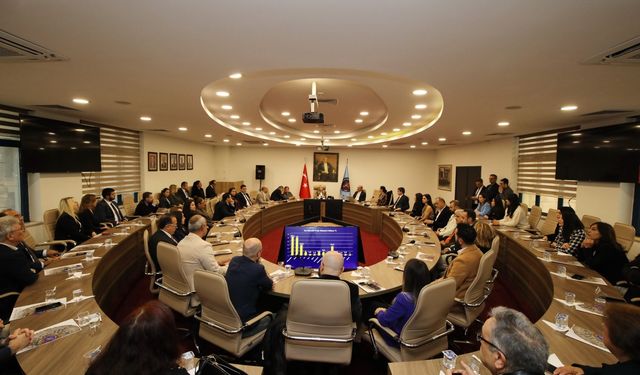 AÜ'de başarılı akademisyenler ödüllendirildi