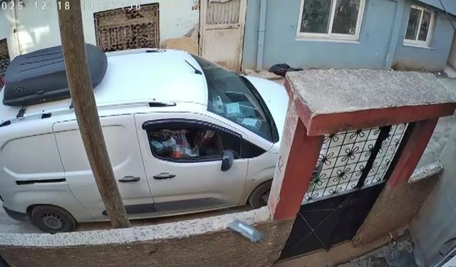 Kargoyu aracından inmeden bahçeye fırlattı