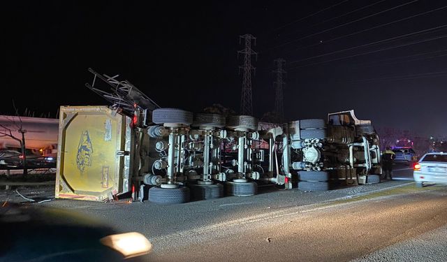 Antalya’da EDS direğine çarpan tır devrildi