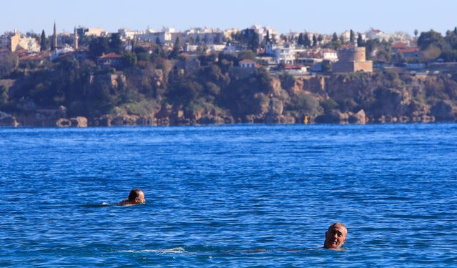 Türkiye karla mücadele ederken Antalya'da deniz sefası