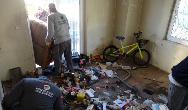 Evinden 2 kamyon çöp çıktı