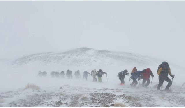 Kar fırtınası dağcılara geçit vermedi