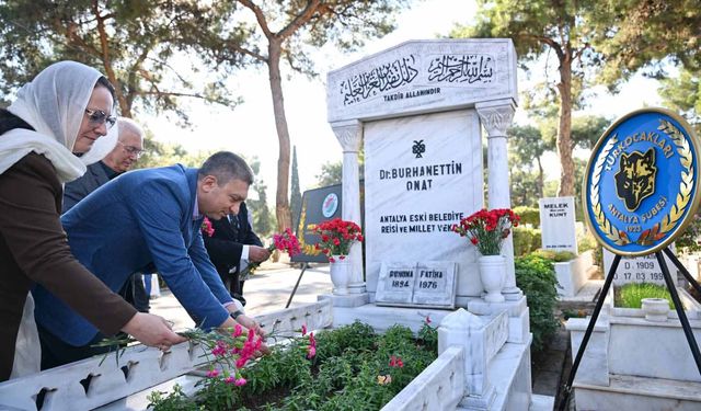 Dr. Burhanettin Onat kabri başında anıldı