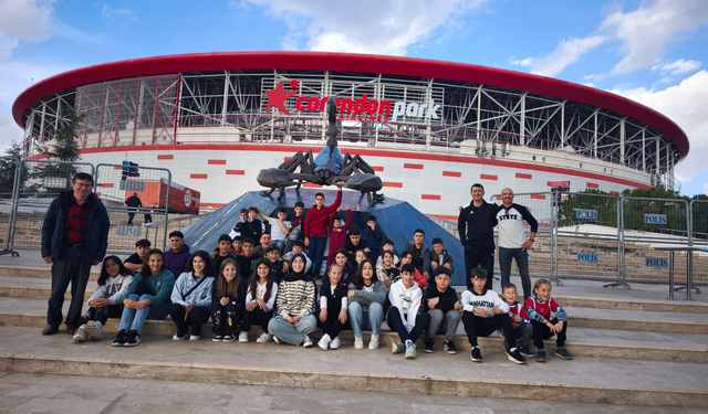 Köy okulu öğrencileri ilk kez tribünde