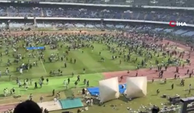 Messi hayranı binlerce kişi sahaya atladı