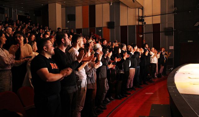 Tiyatroseverlerden büyük beğeni