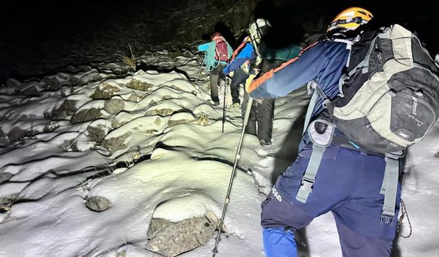 Karla kaplı dağa tırmanıp mahsur kalan 3 arkadaş kurtarıldı