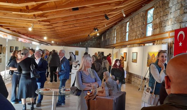 Göçmen sanatçıların eserleri sergide buluştu