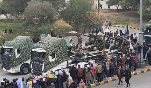 Yeni ordudan askeri geçit töreni
