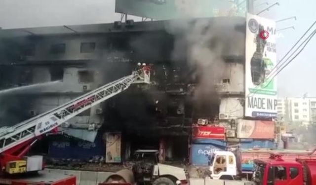 Alışveriş merkezinde yangın: 1'i itfaiye eri 6 ölü